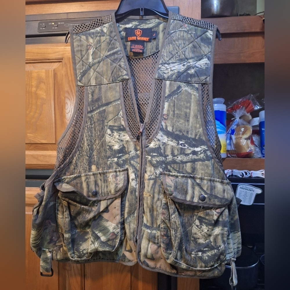 Game Winner Camo Hunting Vest with Pockets In A Mens Size Large. EUC.